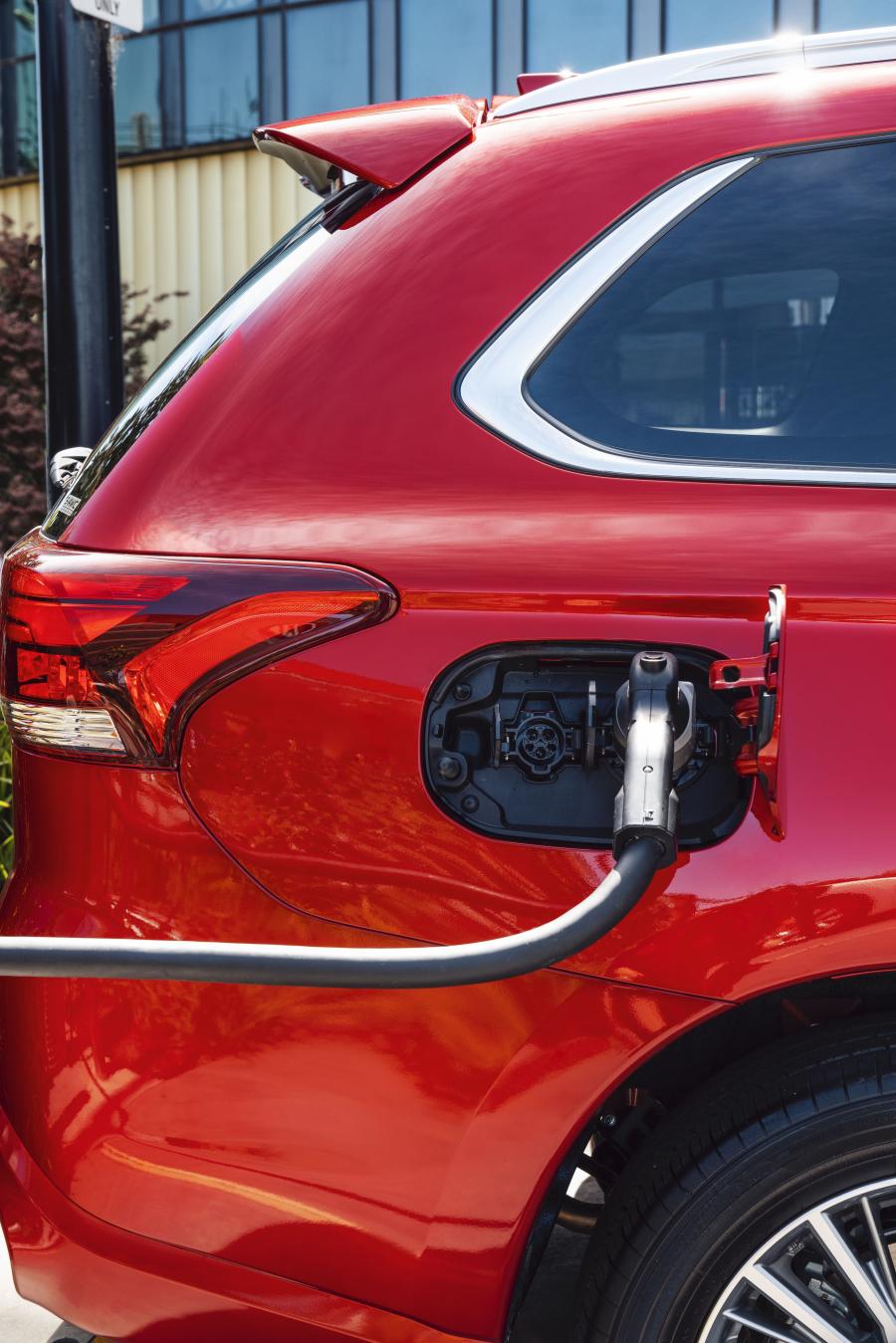 Детали экстерьера Mitsubishi Outlander PHEV 2018 года  (AU) (фото 7 из 10)